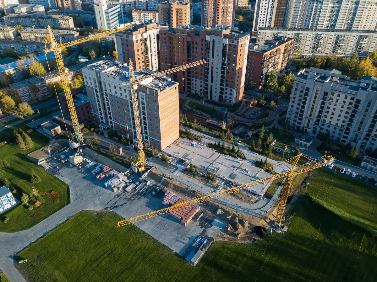 Danni e infiltrazioni alle fondazioni in condominio: chi paga?
