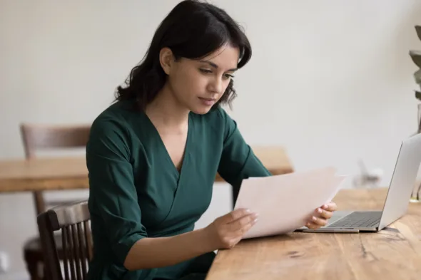 una persona legge dei documenti