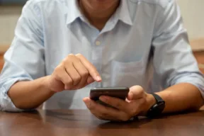 una persona usa il telefono