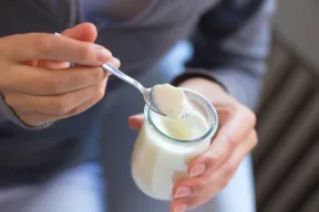 Lo yogurt scaduto è un fertilizzante naturale: per quali piante funziona e come usarlo