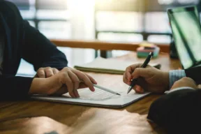 persone firmano un contratto