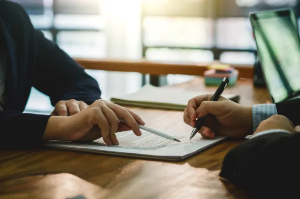 persone firmano un contratto