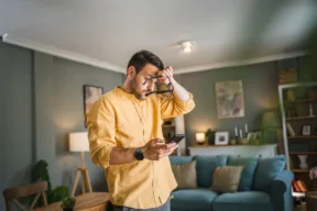 una persona tesa a telefono