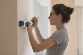 una persona prende le misure