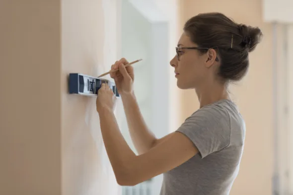 una persona prende le misure