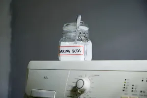 A cosa serve mettere il bicarbonato in lavatrice?