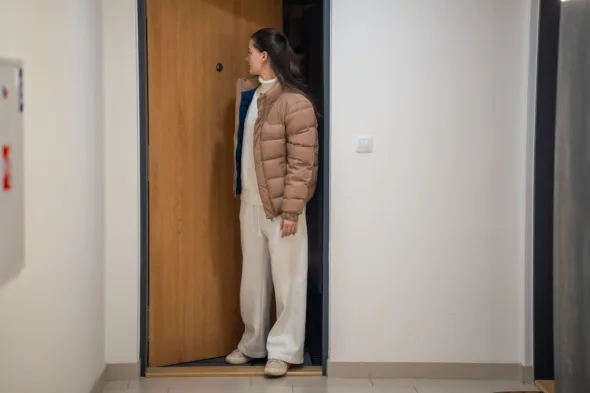 una persona esce di casa
