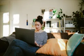 una persona al computer su divano