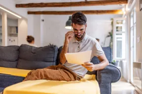 una persona legge un documento