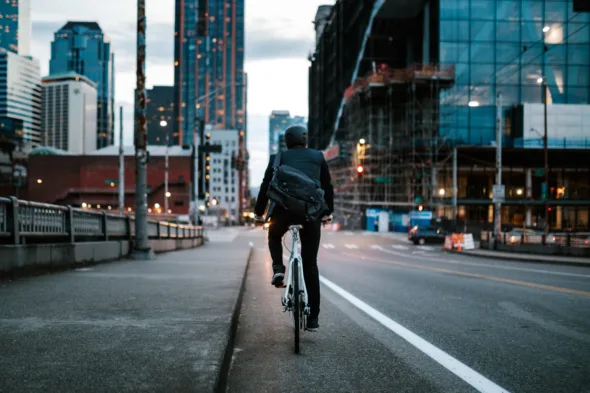 persona sulla bici pedala in città