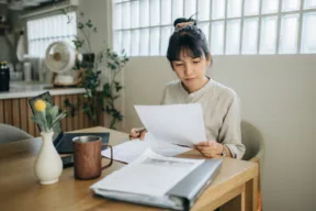 una persona legge un documento