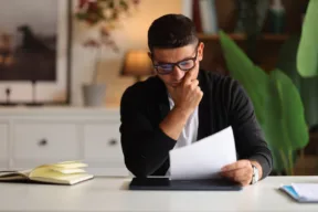 una persona legge un documento