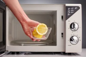 Il trucco del limone nel microonde per pulirlo in modo facile e veloce