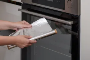 Mettere la carta stagnola in forno fa male?