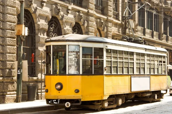 tram giallo di milano