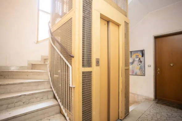 pianerottolo e ascensore