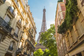 Un frammento della Torre Eiffel va all'asta