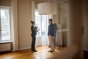 due persone vedono la casa con agente immobiliare