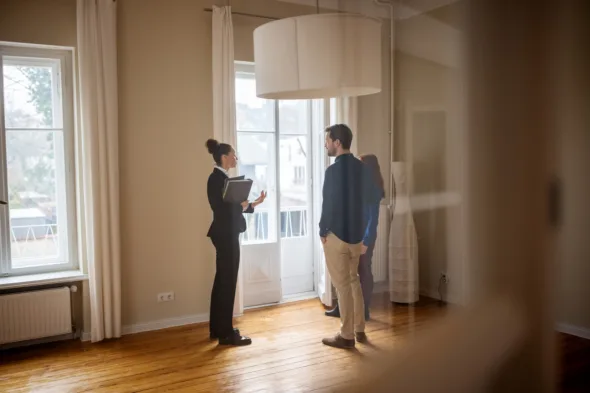 due persone vedono la casa con agente immobiliare