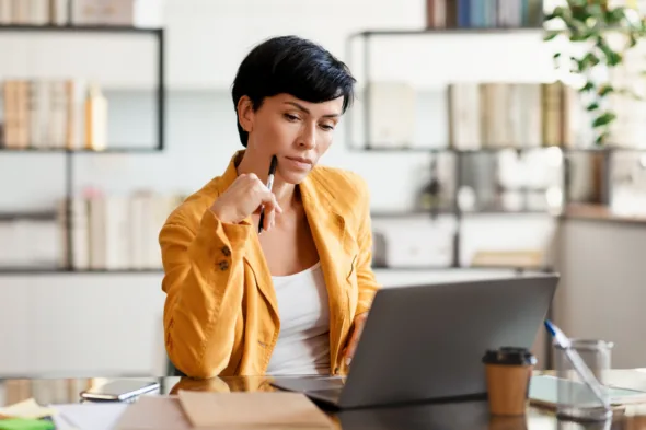 una persona concentrata al computer