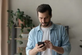 una persona con il telefono in mano