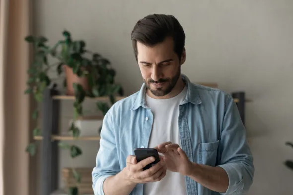 una persona con il telefono in mano