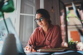 una persona al computer