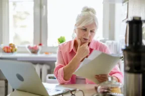 una persona legge dei documenti