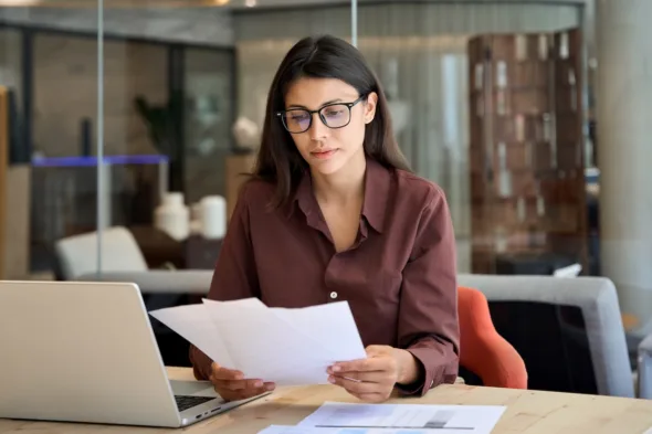 una persona legge dei documenti