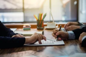 persone firmano dei documenti