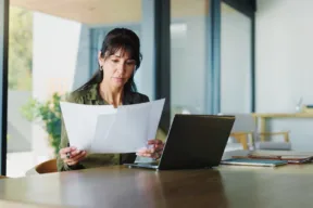 una persona legge un documento
