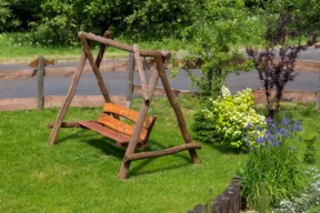 Come costruire un dondolo fai da te per il giardino o il terrazzo