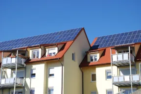 edifici con fotovoltaico