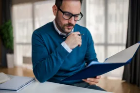 una persona legge dei documenti