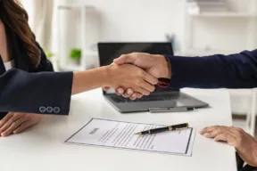 stretta di mano dopo un accordo