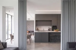 salotto e cucina moderna con porte tessili
