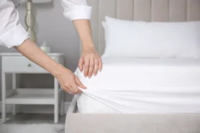 persona cambia lenzuola del letto