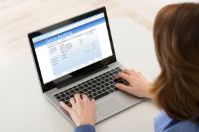 donna al computer