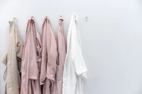accappatoi appesi in bagno