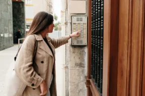 È obbligatorio mettere il nome sul citofono?