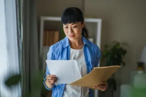 una persona legge un documento