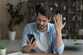 una persone nervosa a telefono