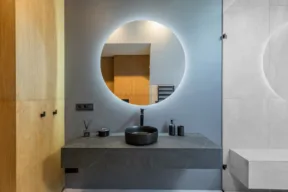 bagno con specchio retroilluminato