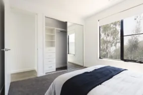 armadio con specchio in camera da letto