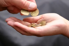 Perché dovresti mettere le monete nelle fondamenta quando rifai il pavimento di casa