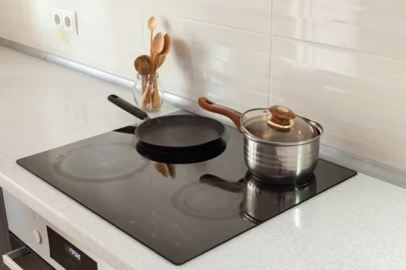 cucina con piano a induzione