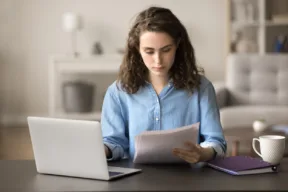 una persona legge un documento al pc