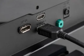 cavo hdmi collegato al televisore
