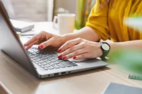 una persona al computer