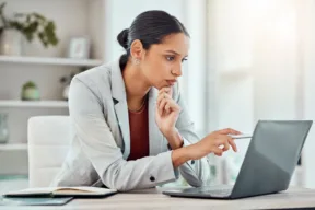 una persona al computer